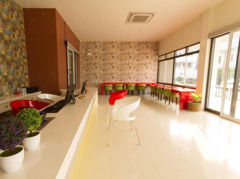 Bestiny Hotel & Restaurant Пхетчабун Экстерьер фото