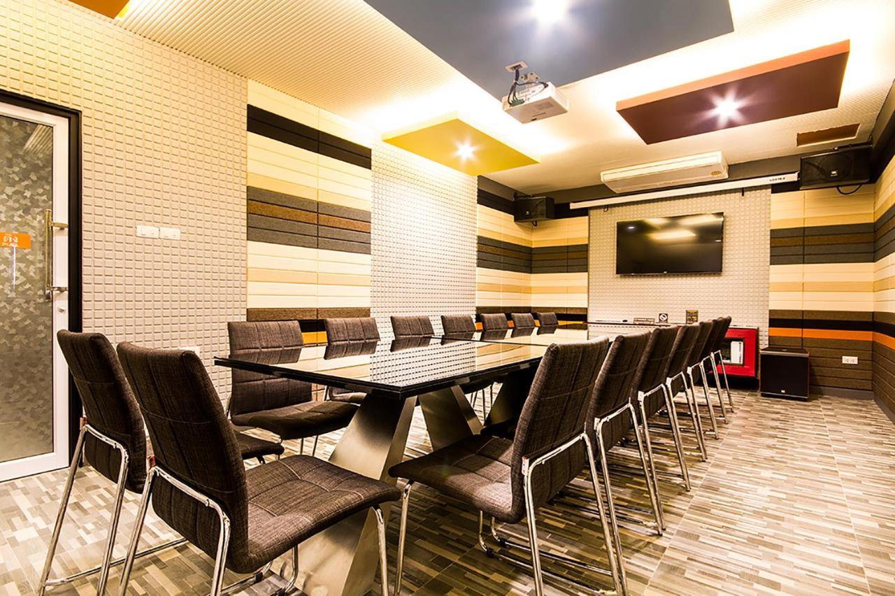 Bestiny Hotel & Restaurant Пхетчабун Экстерьер фото